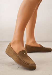 Renee - Ciemnobeżowe Mokasyny VICES z Wkładką ze Skóry Naturalnej i Metalicznym Elementem Alcimene. Nosek buta: okrągły. Kolor: beżowy. Materiał: skóra. Obcas: na obcasie. Wysokość obcasa: niski #6