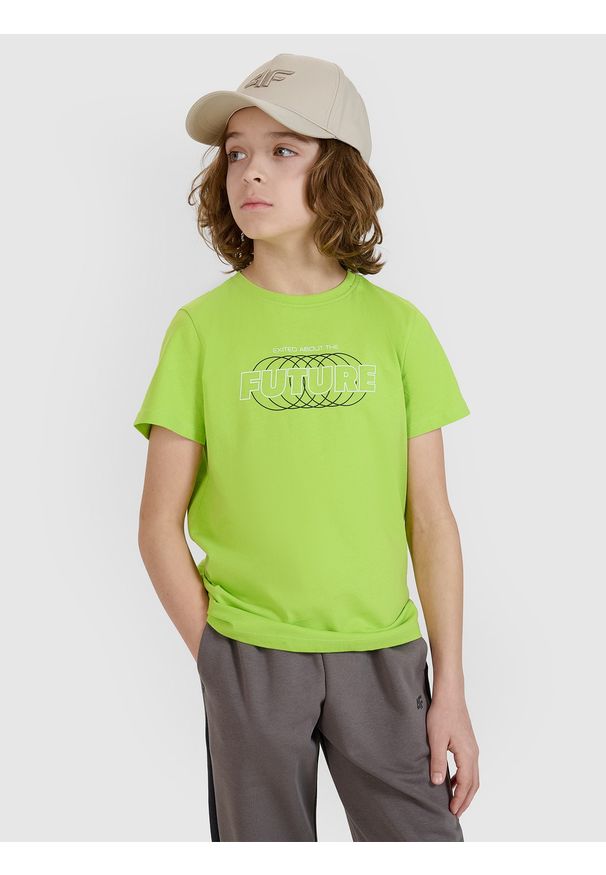 4f - 4F T-shirt regular z nadrukiem chłopięcy - zielony 152 (11-12 lat). Okazja: na co dzień. Kolor: zielony. Materiał: bawełna, jersey, dzianina. Długość rękawa: krótki rękaw. Długość: krótkie. Wzór: nadruk. Sezon: lato. Styl: sportowy, casual, klasyczny