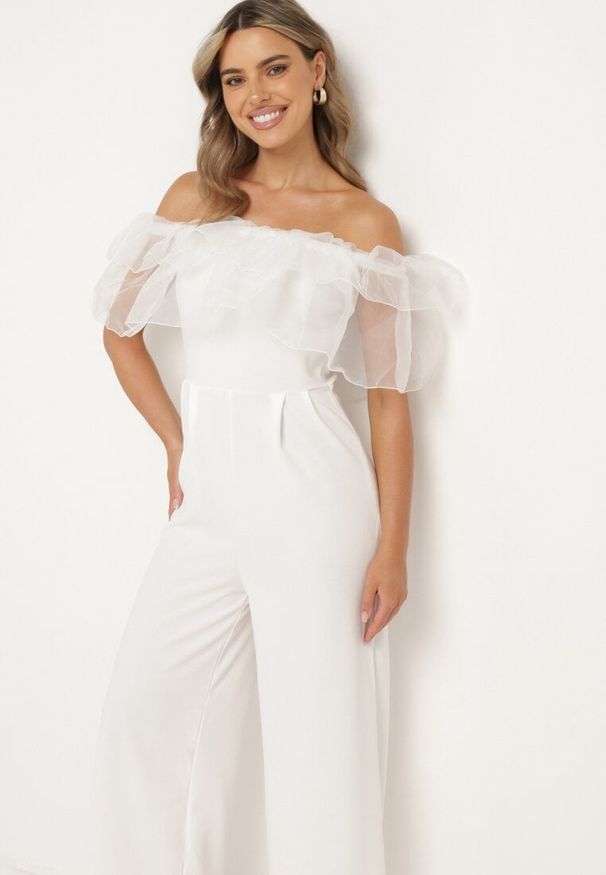 Born2be - Biały Kombinezon bez Rękawów z Dekoltem Ozdobionym Falbanką Tessella. Kolor: biały. Długość rękawa: bez rękawów. Wzór: aplikacja. Styl: wizytowy