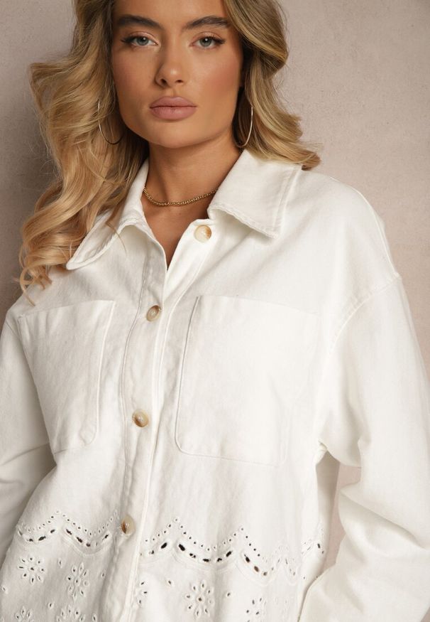 Renee - Biała Kurtka Ażurowa o Koszulowym Kroju z Kieszeniami Leniera. Okazja: na co dzień. Kolor: biały. Materiał: jeans. Wzór: ażurowy. Sezon: wiosna. Styl: klasyczny, elegancki, casual