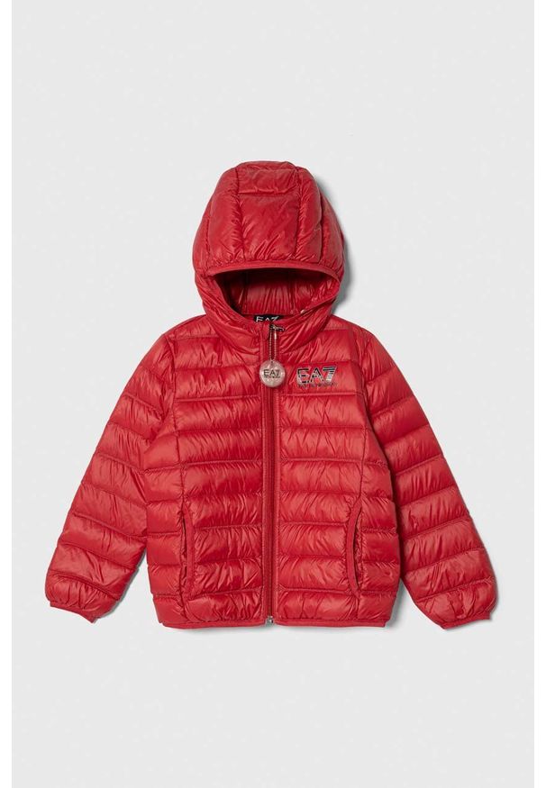 EA7 Emporio Armani kurtka puchowa dziecięca kolor czerwony. Okazja: na co dzień. Typ kołnierza: kaptur. Kolor: czerwony. Materiał: puch. Styl: casual
