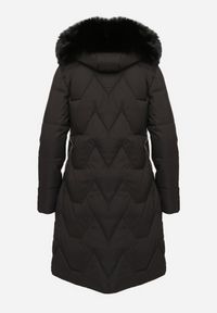 Born2be - Czarna Kurtka Pikowana o Długim Fasonie z Kapturem i Futrem Vertizola. Okazja: na spacer, na co dzień. Typ kołnierza: kaptur. Kolor: czarny. Materiał: futro. Długość: długie. Styl: elegancki, casual #3