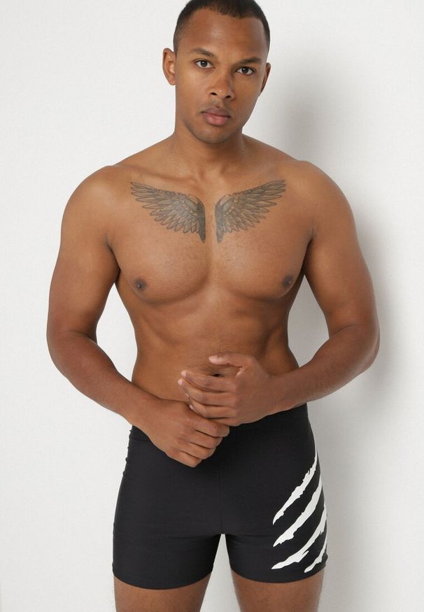 Born2be - Czarno-Białe Kąpielówki z Geometrycznymi Paskami i Sznurkiem Saramila. Kolor: czarny. Wzór: geometria