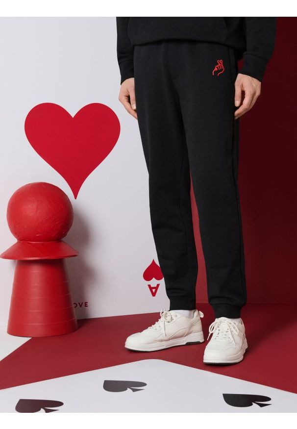 Sinsay - Dresowe spodnie na walentynki - czarny. Kolor: czarny. Materiał: dresówka