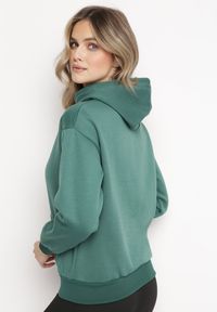 Born2be - Zielona Bluza z Kapturem i Nadrukiem oraz Ściągaczami Apperforda. Typ kołnierza: kaptur. Kolor: zielony. Materiał: polar. Wzór: nadruk #3