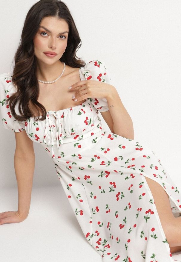 Born2be - Biała Rozkloszowana Sukienka z Wiązaniem w Wisienki Halilitia. Okazja: na co dzień. Kolor: biały. Wzór: kwiaty. Typ sukienki: rozkloszowane, proste. Styl: klasyczny, casual