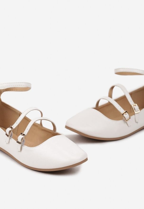 Born2be - Białe Eleganckie Balerinki z Ozdobnymi Paseczkami i Klamerkami Leritala. Okazja: do pracy. Kolor: biały. Materiał: len. Sezon: lato. Obcas: na płaskiej podeszwie. Styl: elegancki