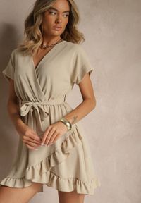 Renee - Beżowa Sukienka o Rozkloszowanym Kroju z Paskiem i Falbanami Addea. Kolor: beżowy. Typ sukienki: rozkloszowane. Styl: elegancki #1