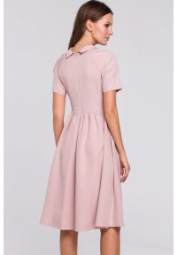 Sukienki.shop - Elegancka rozkloszowana sukienka z wywiniętą stójką różowa. Okazja: do pracy. Typ kołnierza: kołnierzyk stójkowy. Kolor: różowy, czerwony. Styl: elegancki #4