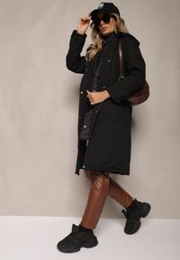 Renee - Czarna Długa Kurtka z Kieszeniami i Kapturem Podkreślająca Talię Tarindela. Okazja: na spacer. Kolor: czarny. Materiał: jeans. Długość: długie. Styl: elegancki #3