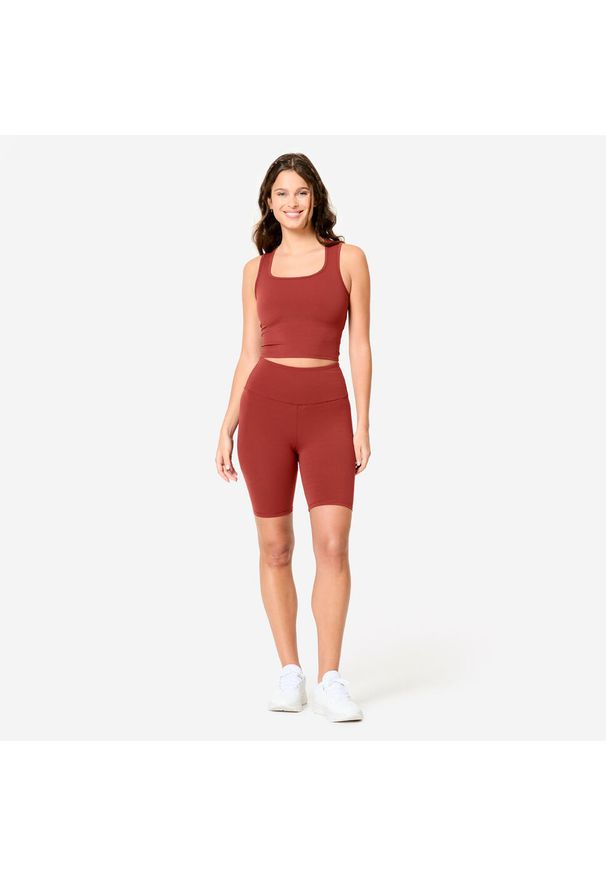Decathlon - Legginsy krótkie fitness damskie Domyos. Kolor: czerwony, wielokolorowy, brązowy. Materiał: poliamid, materiał, elastan. Długość: krótkie. Sport: fitness