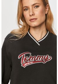 Tommy Jeans - Bluza bawełniana. Typ kołnierza: bez kaptura. Kolor: czarny. Materiał: bawełna. Długość rękawa: długi rękaw. Długość: długie. Wzór: aplikacja #2