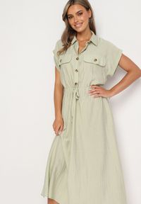 Born2be - Jasnozielona Wiskozowa Rozkloszowana Sukienka z Gumką w Talii Ozdobiona Guzikami Lemvia. Okazja: na spotkanie biznesowe. Kolor: zielony. Materiał: wiskoza. Wzór: aplikacja. Sezon: lato. Typ sukienki: sportowe, rozkloszowane. Styl: klasyczny, elegancki, sportowy, biznesowy #3