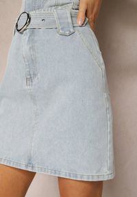Renee - Jasnoniebieska Spódnica Jeansowa High Waist z Paskiem z Okrągłą Klamrą Pievella. Stan: podwyższony. Kolor: niebieski. Materiał: jeans. Sezon: lato #3