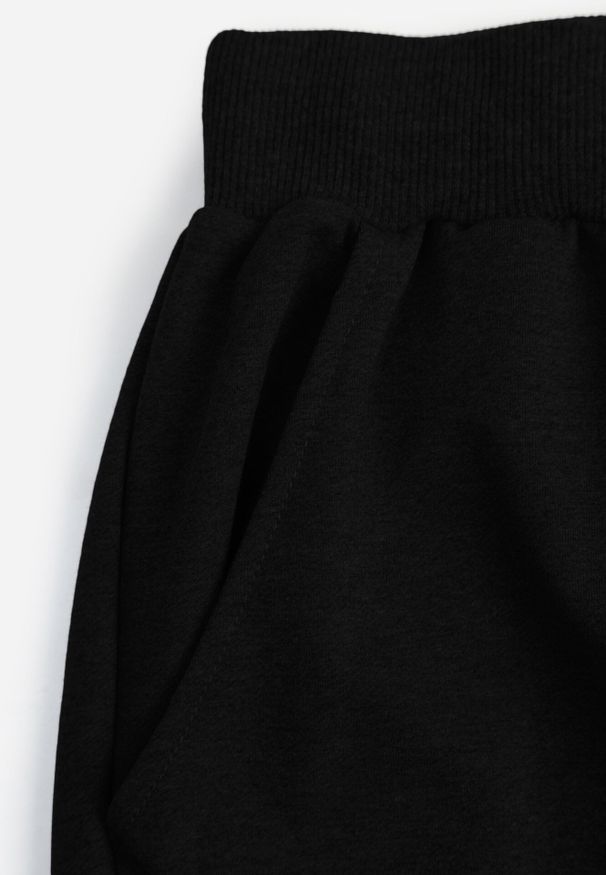 Born2be - Czarne Spodnie Dresowe z Bawełną ze Ściągaczami Hailise. Okazja: na co dzień, do domu. Kolor: czarny. Materiał: dresówka, bawełna. Styl: casual, sportowy