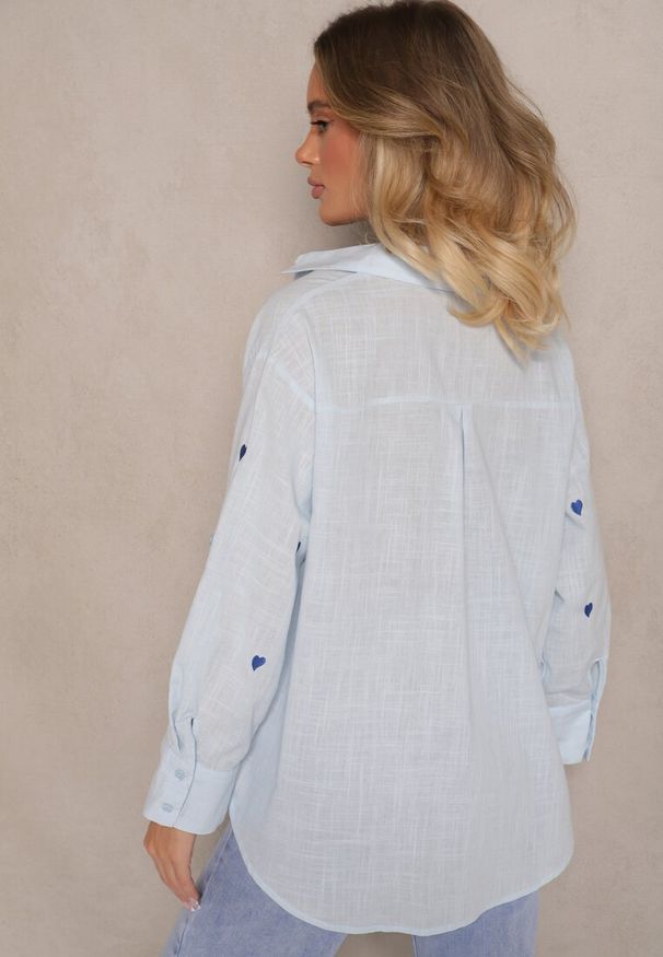 Renee - Jasnoniebieska Bawełniana Koszula w Serca Elearose. Okazja: na co dzień. Kolor: niebieski. Materiał: bawełna. Długość: długie. Styl: casual, klasyczny, elegancki