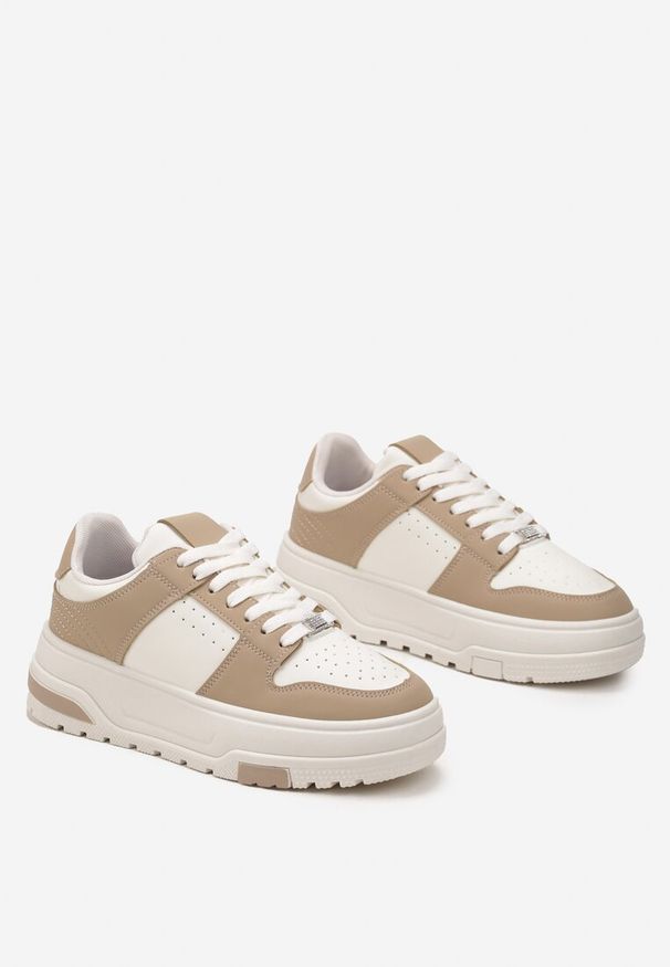 Born2be - Ciemnobeżowe Sneakersy na Grubej Podeszwie z Ozdobną Perforacją i Sznurowaniem Xirea. Okazja: na co dzień. Nosek buta: okrągły. Zapięcie: sznurówki. Kolor: beżowy. Materiał: materiał. Obcas: na obcasie. Wysokość obcasa: niski