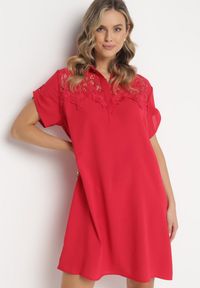 Born2be - Czerwona Koszulowa Sukienka z Koronką Jetana. Kolor: czerwony. Materiał: koronka. Długość rękawa: krótki rękaw. Wzór: koronka. Typ sukienki: koszulowe. Styl: elegancki #1