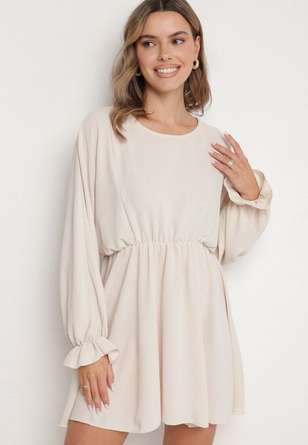 Born2be - Jasnobeżowa Sukienka o Rozkloszowanym Kroju z Ozdobnymi Mankietami Terellea. Okazja: na co dzień. Kolor: beżowy. Materiał: jeans. Długość rękawa: długi rękaw. Styl: klasyczny, casual, elegancki