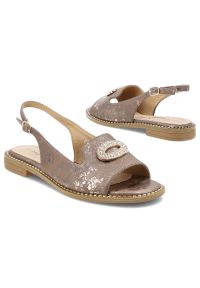 Sandały damskie S.Barski, cholewka ze skóry ekologicznej na płaskiej podeszwie z elegancką broszką, szare, KV61-6040. Kolor: szary. Materiał: skóra ekologiczna. Obcas: na płaskiej podeszwie. Styl: elegancki #6