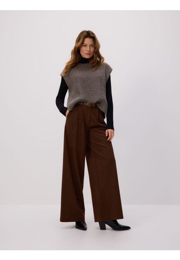 Reserved - Szerokie spodnie z paskiem - ciemnobrązowy. Kolor: brązowy. Materiał: dzianina. Wzór: gładki