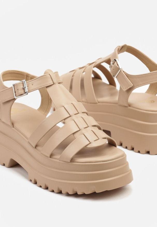 Renee - Ciemnobeżowe Sandały w Stylu Gladiatorek na Platformie Caliona. Okazja: na co dzień. Zapięcie: pasek. Kolor: beżowy. Obcas: na platformie. Styl: elegancki, casual, klasyczny