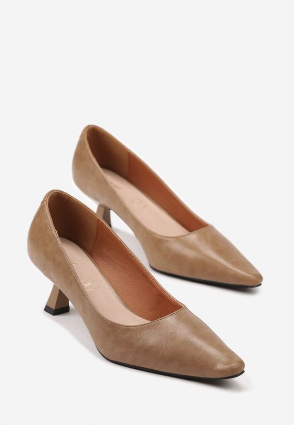 Renee - Ciemnobeżowe Czółenka Vices na Kaczuszce ze Skórzaną Wkładką Elialie. Okazja: na co dzień. Kolor: beżowy. Materiał: skóra. Wzór: aplikacja. Obcas: na szpilce. Styl: elegancki, casual. Wysokość obcasa: średni