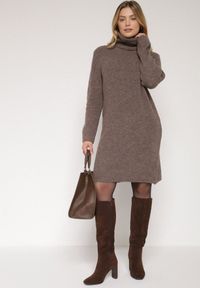 Born2be - Jasnobrązowa Sukienka Sweterkowa z Golfem z Wiskozą i Wełną Fedamira. Okazja: na co dzień. Typ kołnierza: golf. Kolor: beżowy. Materiał: wełna, wiskoza. Typ sukienki: proste. Styl: casual, klasyczny. Długość: maxi #3
