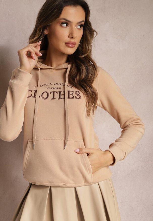 Renee - Beżowa Ocieplana Bluza z Haftem i Kapturem Ieliana. Typ kołnierza: kaptur. Kolor: beżowy. Materiał: dzianina, tkanina, polar. Wzór: haft. Styl: elegancki