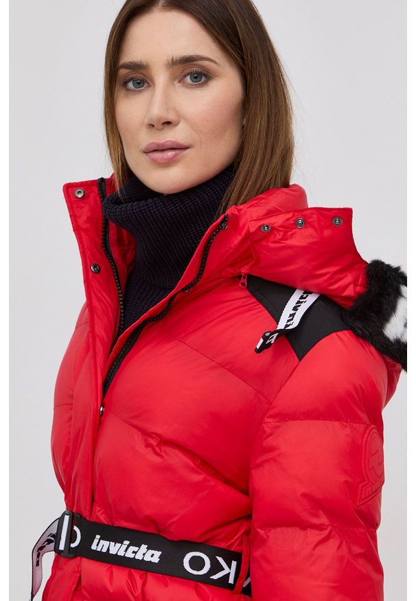 Pinko Kurtka damska kolor czerwony zimowa. Okazja: na co dzień. Kolor: czerwony. Materiał: puch. Sezon: zima. Styl: casual