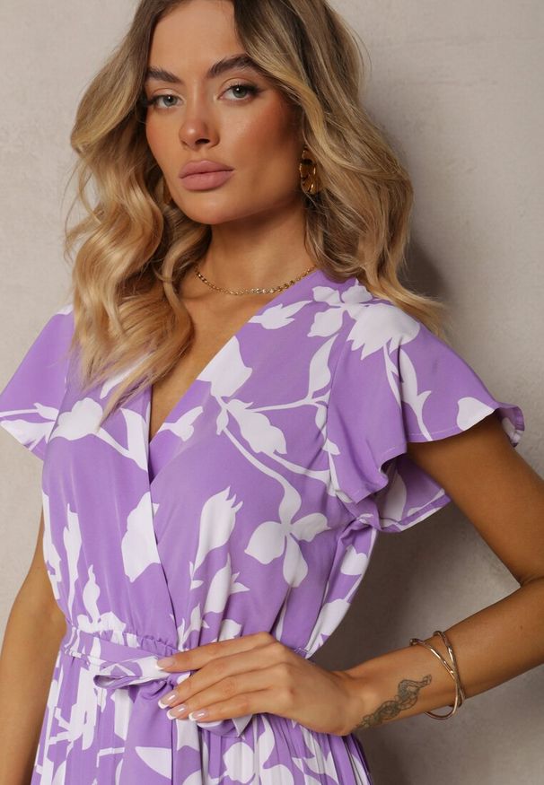 Renee - Fioletowa Sukienka z Kopertowym Dekoltem Plisowanym Dołem Wykończona w Talii Paskiem i Gumką Elsavia. Okazja: na imprezę, na co dzień. Kolor: fioletowy. Materiał: len. Długość rękawa: krótki rękaw. Sezon: lato. Typ sukienki: kopertowe. Styl: wizytowy, casual, elegancki