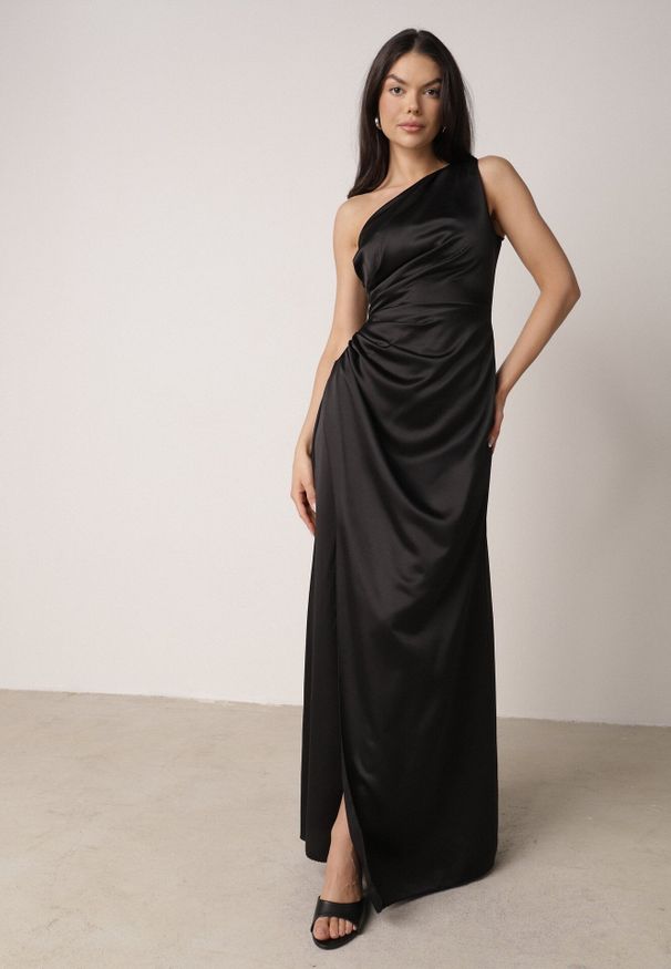 Born2be - Czarna Satynowa Sukienka Wieczorowa na Jedno Ramię z Marszczeniem w Talii Cezalie. Okazja: na imprezę. Kolor: czarny. Materiał: satyna. Typ sukienki: kopertowe. Styl: wizytowy