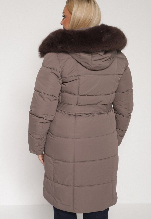 Born2be - Brązowa Pikowana Kurtka z Kapturem z Futrem i Wiązanym Paskiem Mevinatia. Okazja: na co dzień. Typ kołnierza: kaptur. Kolekcja: plus size. Kolor: brązowy. Materiał: futro. Styl: casual, klasyczny