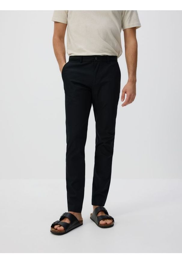 Reserved - Spodnie chino slim fit - czarny. Kolor: czarny. Materiał: tkanina, wiskoza