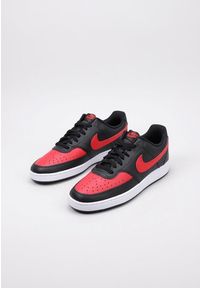 Buty męskie sportowe Nike COURT VISION LO. Zapięcie: sznurówki. Kolor: czerwony, wielokolorowy, czarny. Materiał: materiał, syntetyk. Szerokość cholewki: normalna. Model: Nike Court. Sport: turystyka piesza
