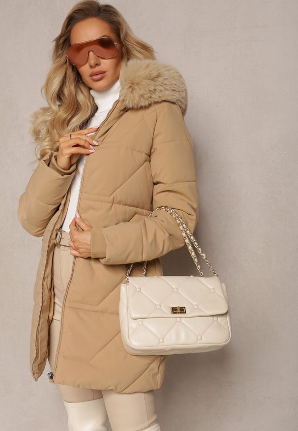 Renee - Ciemnobeżowa Pikowana Kurtka z Kapturem i Ozdobnym Futerkiem Zepiola. Typ kołnierza: kaptur. Kolor: beżowy. Materiał: futro