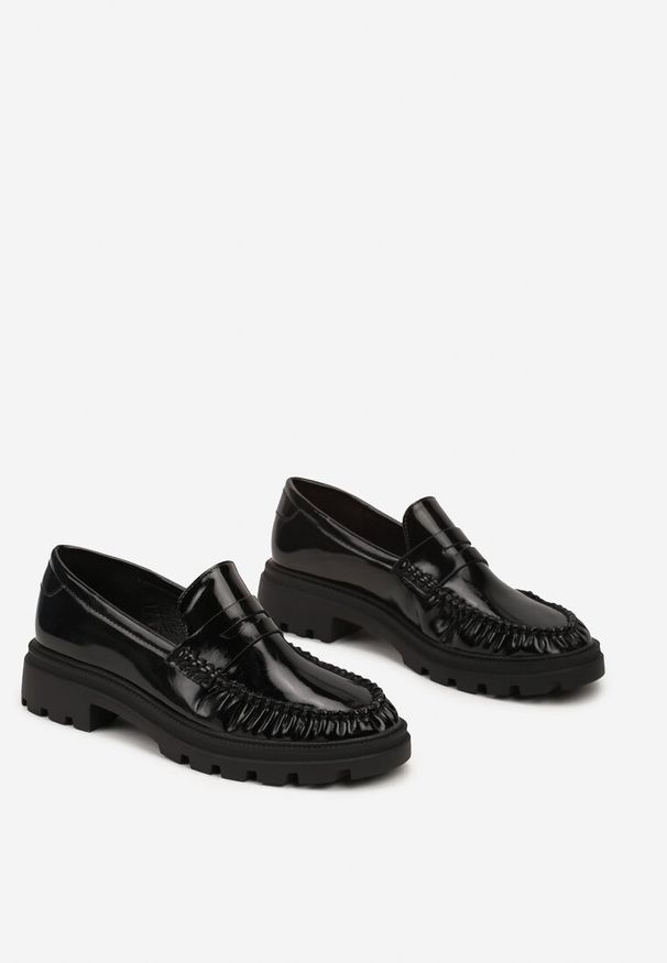 Renee - Czarne Mokasyny na Grubej Podeszwie z Minimalistycznym Zdobieniem Berivana. Okazja: na co dzień. Kolor: czarny. Wzór: aplikacja. Styl: klasyczny, casual