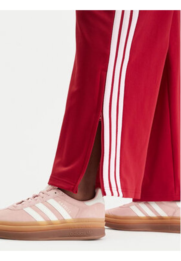 Adidas - adidas Spodnie dresowe House Of Tiro KD4298 Czerwony Wide Leg. Kolor: czerwony. Materiał: syntetyk, bawełna