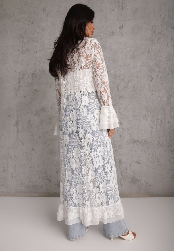 Renee - Biała Narzutka Sukienka Plażowa Boho z Koronki Ozdobiona Guzikami i Falbanami Palmeda. Okazja: na plażę. Kolor: biały. Materiał: koronka. Wzór: aplikacja, koronka. Sezon: lato. Typ sukienki: proste. Styl: boho