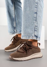 Born2be - Brązowe Sneakersy z Naturalnego Zamszu ze Skórzaną Wkładką Dolittea. Okazja: na co dzień. Kolor: brązowy. Materiał: zamsz, skóra. Wzór: aplikacja