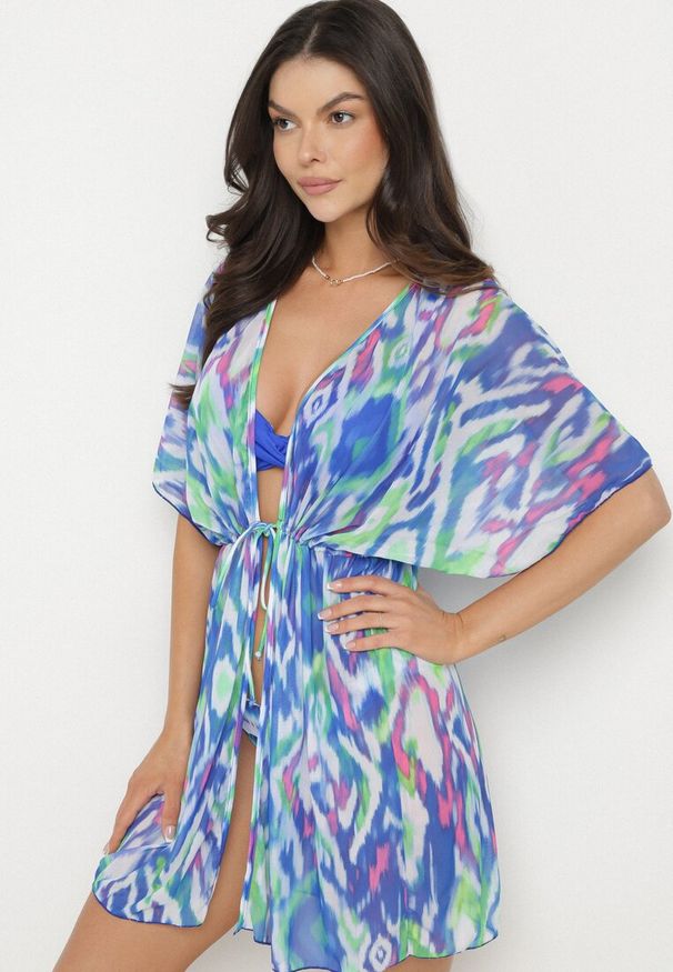 Born2be - Niebieska Narzutka Siateczkowa w Abstrakcyjny Wzór z Wiązaniem Revarella. Okazja: na co dzień. Kolor: niebieski. Styl: casual