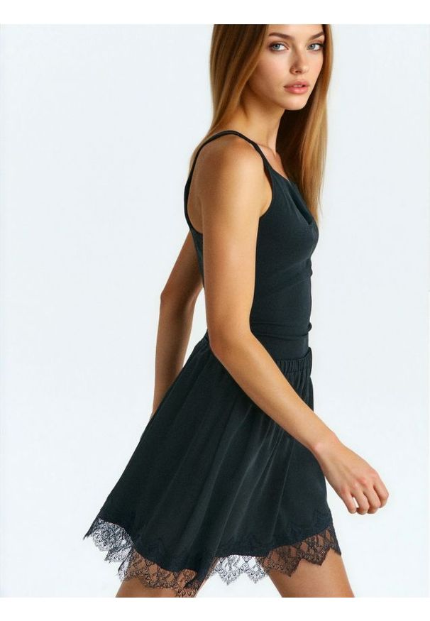 Sinsay - Spódnica mini z koronką i wiskozą - czarny. Kolor: czarny. Materiał: wiskoza, koronka. Wzór: koronka