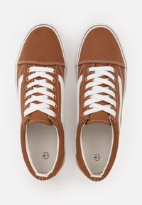 Born2be - Brązowe Trampki w Klasycznym Stylu z Ozdobnymi Przeszyciami Mirasena. Okazja: na co dzień. Kolor: brązowy. Materiał: jeans. Szerokość cholewki: normalna. Styl: klasyczny #2