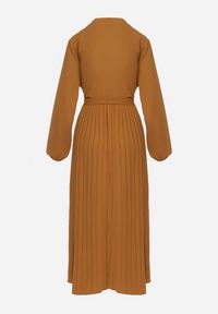 Born2be - Brązowa Rozkloszowana Sukienka Maxi z Plisowanym Dołem i Wiązanym Paskiem Nollira. Kolor: brązowy. Materiał: materiał. Długość rękawa: długi rękaw. Typ sukienki: plisowane. Styl: elegancki. Długość: maxi #2