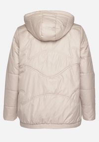Born2be - Beżowa Kurtka Pikowana z Kapturem Karbia. Okazja: na co dzień. Typ kołnierza: kaptur. Kolekcja: plus size. Kolor: beżowy. Styl: casual, elegancki #4