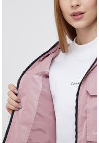 Calvin Klein Jeans Kurtka damska kolor różowy przejściowa oversize. Kolor: różowy. Materiał: materiał. Długość rękawa: raglanowy rękaw. Długość: długie. Wzór: gładki