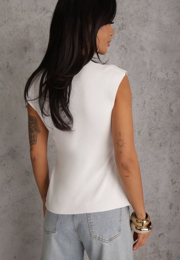 Renee - Biała Kopertowa Bluzka z Wiskozą Ozdobiona Metaliczną Aplikacją Sanadra. Okazja: na imprezę. Typ kołnierza: dekolt kopertowy. Kolor: biały. Materiał: wiskoza. Wzór: aplikacja. Styl: elegancki