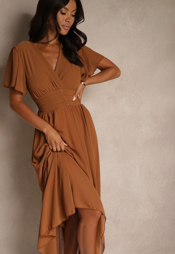 Renee - Brązowa Rozkloszowana Sukienka z Kopertowym Dekoltem Obillis. Okazja: na imprezę. Typ kołnierza: dekolt w serek. Kolor: brązowy. Typ sukienki: kopertowe. Styl: elegancki