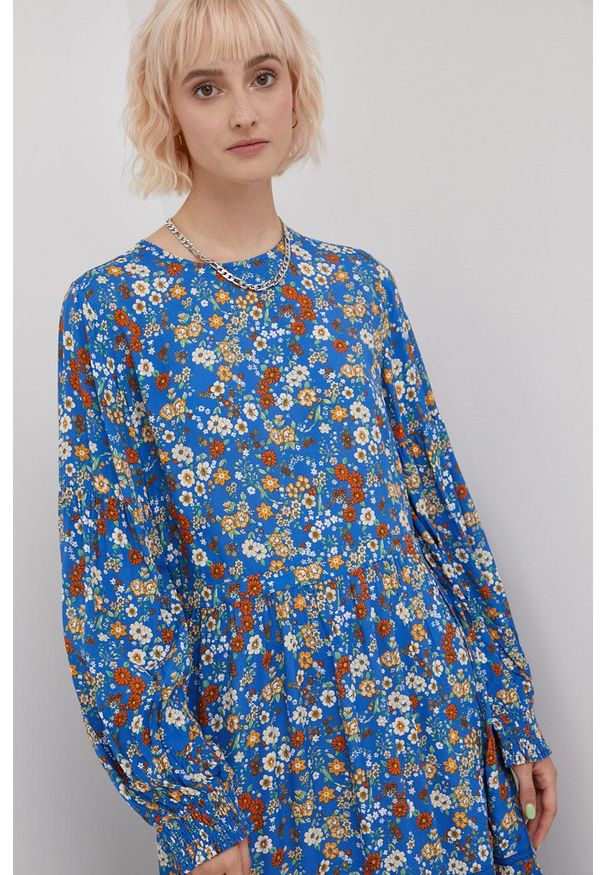 Superdry Sukienka maxi rozkloszowana. Kolor: niebieski. Materiał: koronka, tkanina. Długość rękawa: długi rękaw. Typ sukienki: rozkloszowane. Długość: maxi