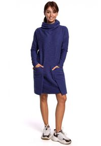 Be Active - Dzianinowa sukienka z golfem i dużymi kieszeniami bawełniana niebieska. Typ kołnierza: golf. Kolor: niebieski. Materiał: dzianina, bawełna. Sezon: jesień, zima #3